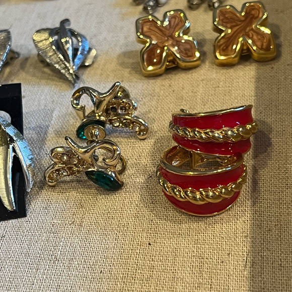 Lot of 16 pairs vintage clip-on earrings & screwbacks - Picture 4 of 11
